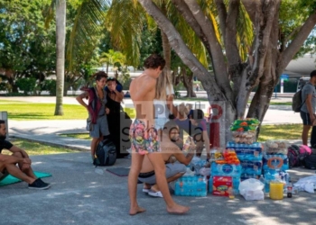 Coronavirus en el paraíso: turistas varados en el aeropuerto de Cancún viven una pesadilla