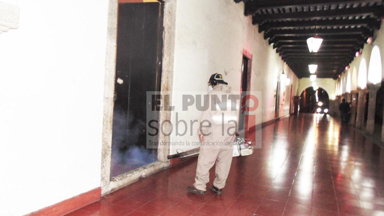 Desinfectan espacios públicos que aún siguen funcionando en Valladolid