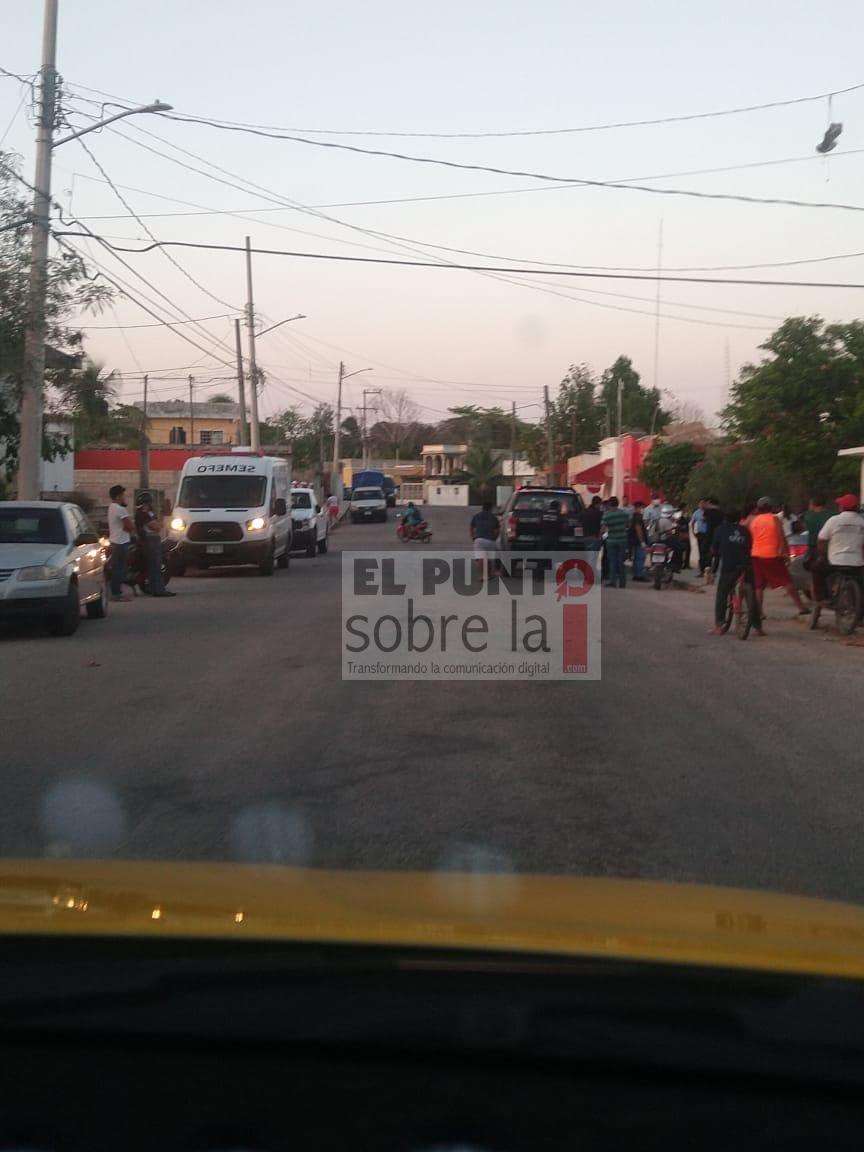 Vecinos se arremolinan en una calle de San Francisco, ante la presencia de policías y personal de la SEMEFO