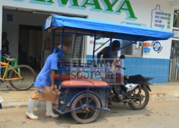Empresario dono relleno de un garrafón de agua de 20 litros en la compra de otro garrafón
