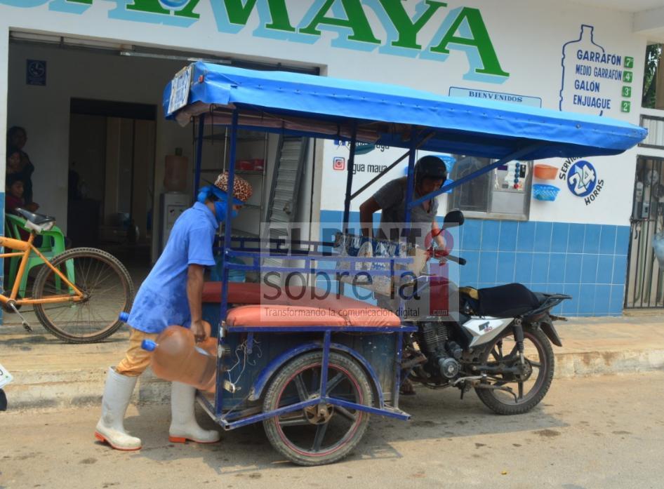 Empresario dono relleno de un garrafón de agua de 20 litros en la compra de otro garrafón