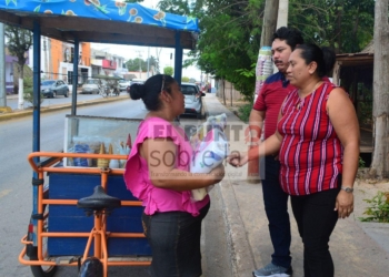 Ciudadano apoya a la gente necesitada con despensa