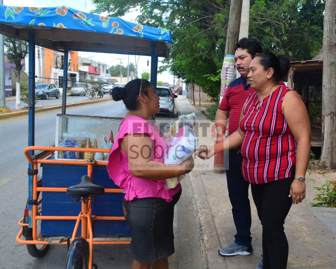 Ciudadano apoya a la gente necesitada con despensa