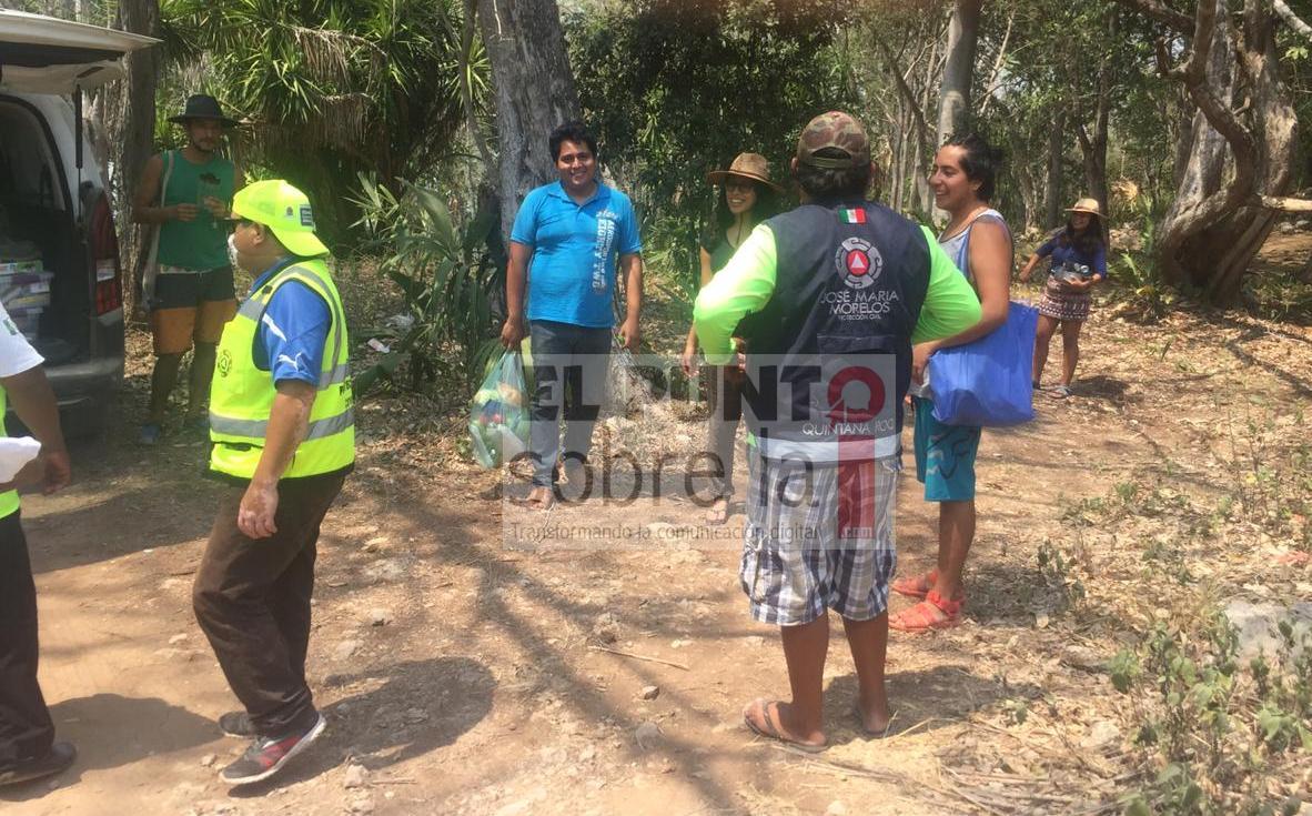 Grupo de personas acampan y realizan actividades al aire libre sin obedecer a las autoridades