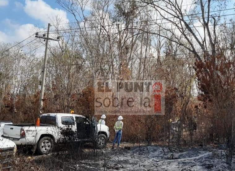 CFE cambia postes dañados por incendio