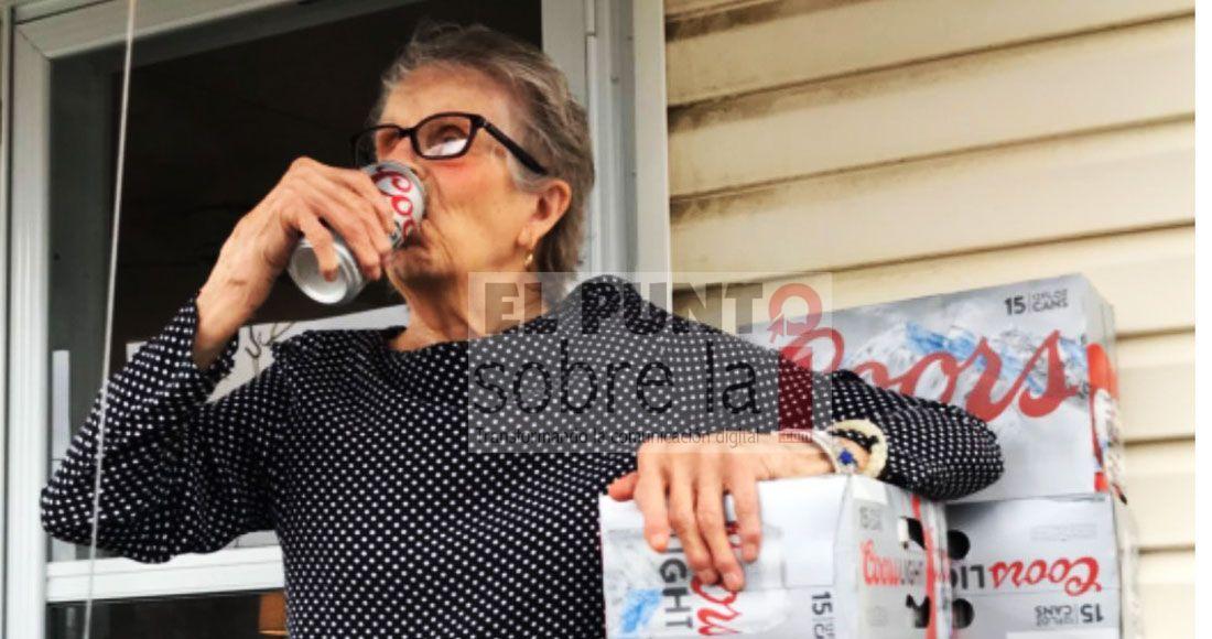 Una abuela de 93 años, confinada, asoma letrero: “¿¡Necesito más cerveza!”, Coors le manda 150 latas