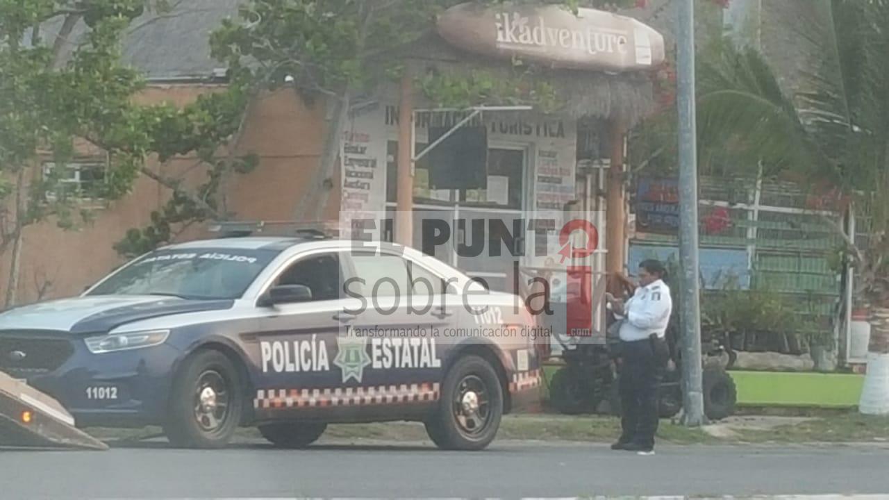 Derrapa en su patrulla por andar viendo el celular