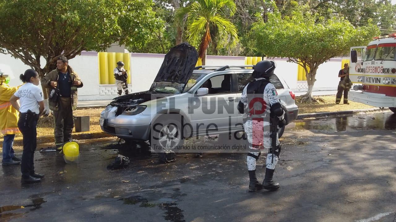 Se incendia vehículo frente al DIF