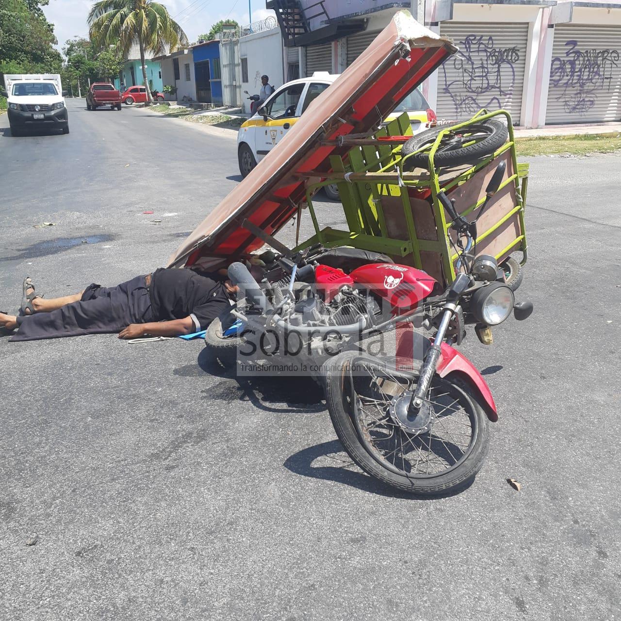 Motociclista termina en el suelo por imprudente