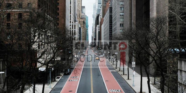 NEW YORK, NY - MARCH 22: Forty Second Street stands mostly empty as as much of the city is void of cars and pedestrians over fears of spreading the coronavirus on March 22, 2020 in New York City. Across the country schools, businesses and places of work have either been shut down or are restricting hours of operation as health officials try to slow the spread of COVID-19. (Photo by Spencer Platt/Getty Images)