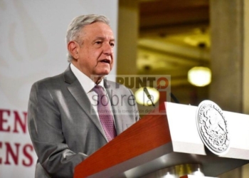 El gobierno baja sueldos, cancela subsecretarías, pero conserva ‘obras estrella’