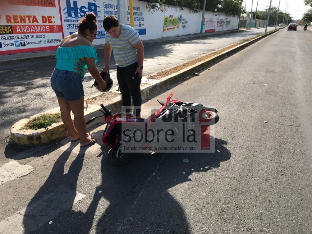 Pareja de motociclistas terminó en el suelo
