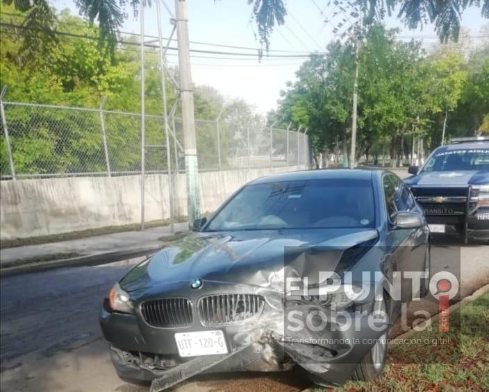 Choca y abandona vehículo de lujo