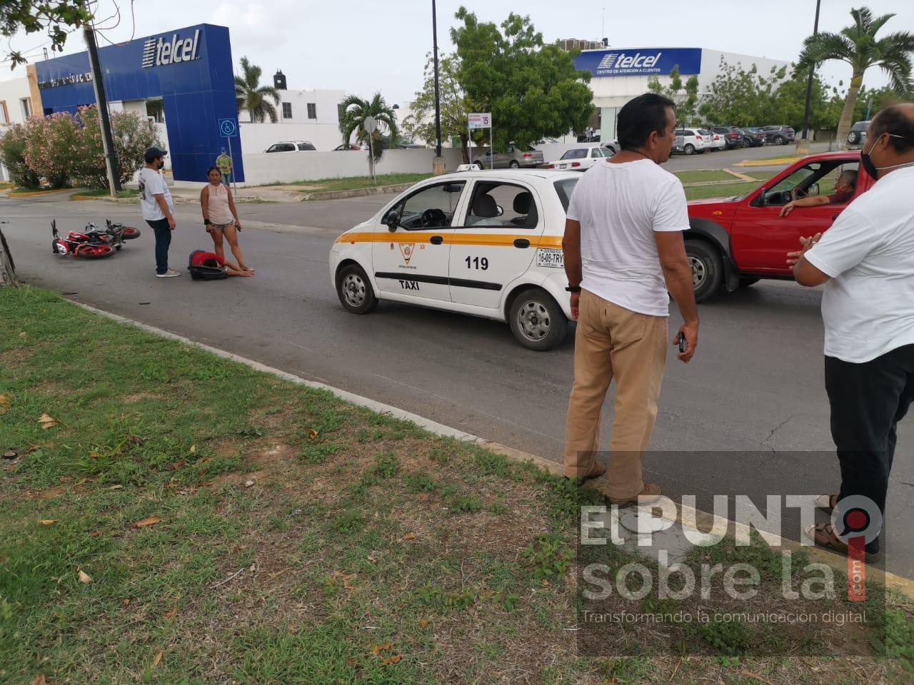 Taxista deja lesionado a motociclista