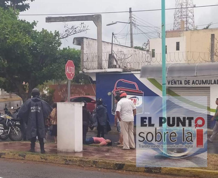 Derrapa en su motocicleta y la dejan más de 40 minutos sin ambulancia