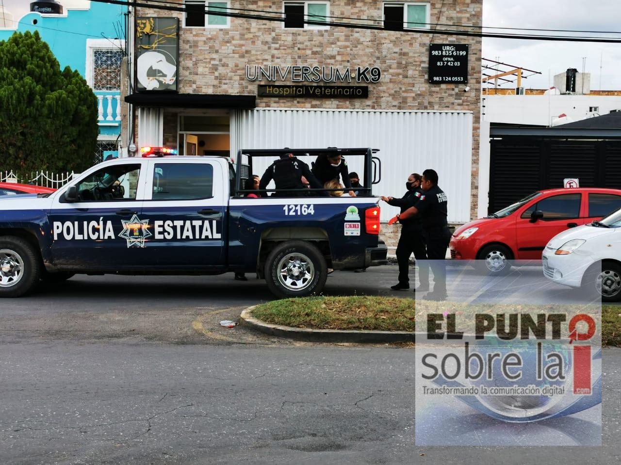 Detienen a mujeres afuera de veterinaria