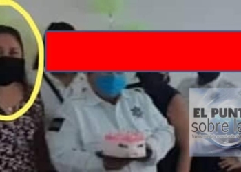 Encargada de licencias pone en riesgo a elementos de tránsito