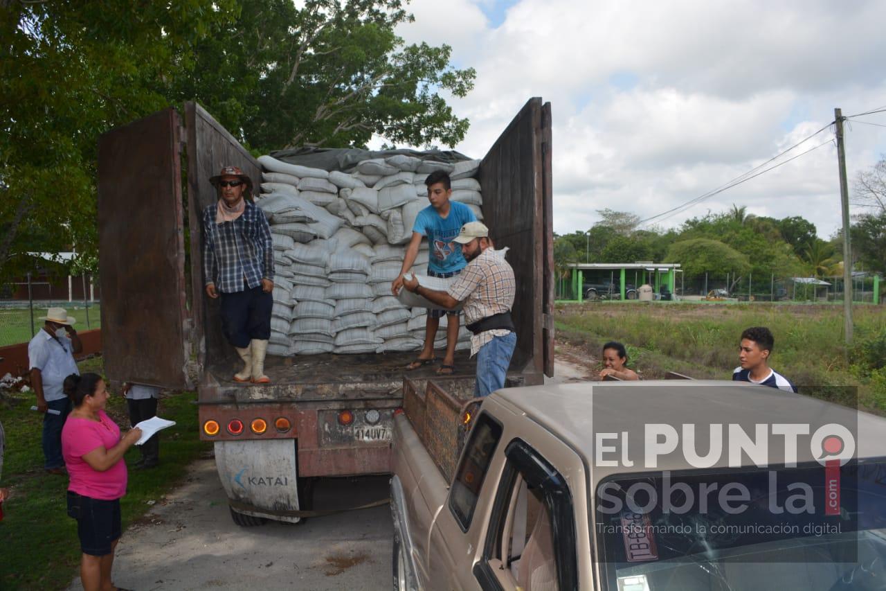 Gobierno de Quintana Roo entregó 40 toneladas de pollinaza a productores ganaderos