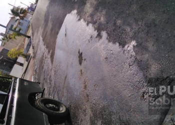 Rebosan aguas negras en la colonia Centro