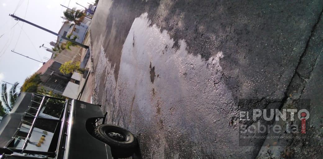 Rebosan aguas negras en la colonia Centro