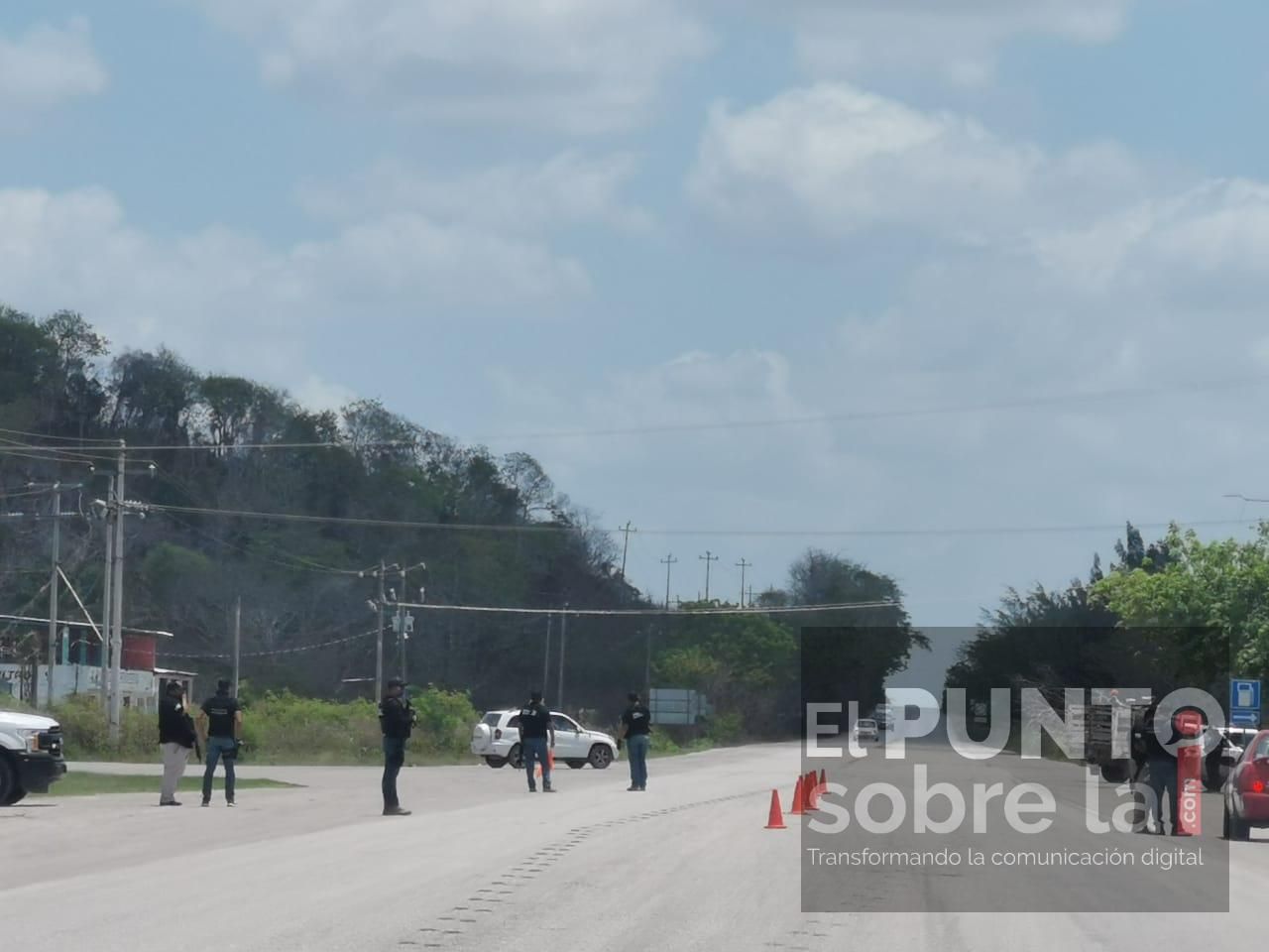 Roban camioneta a punto de pistola