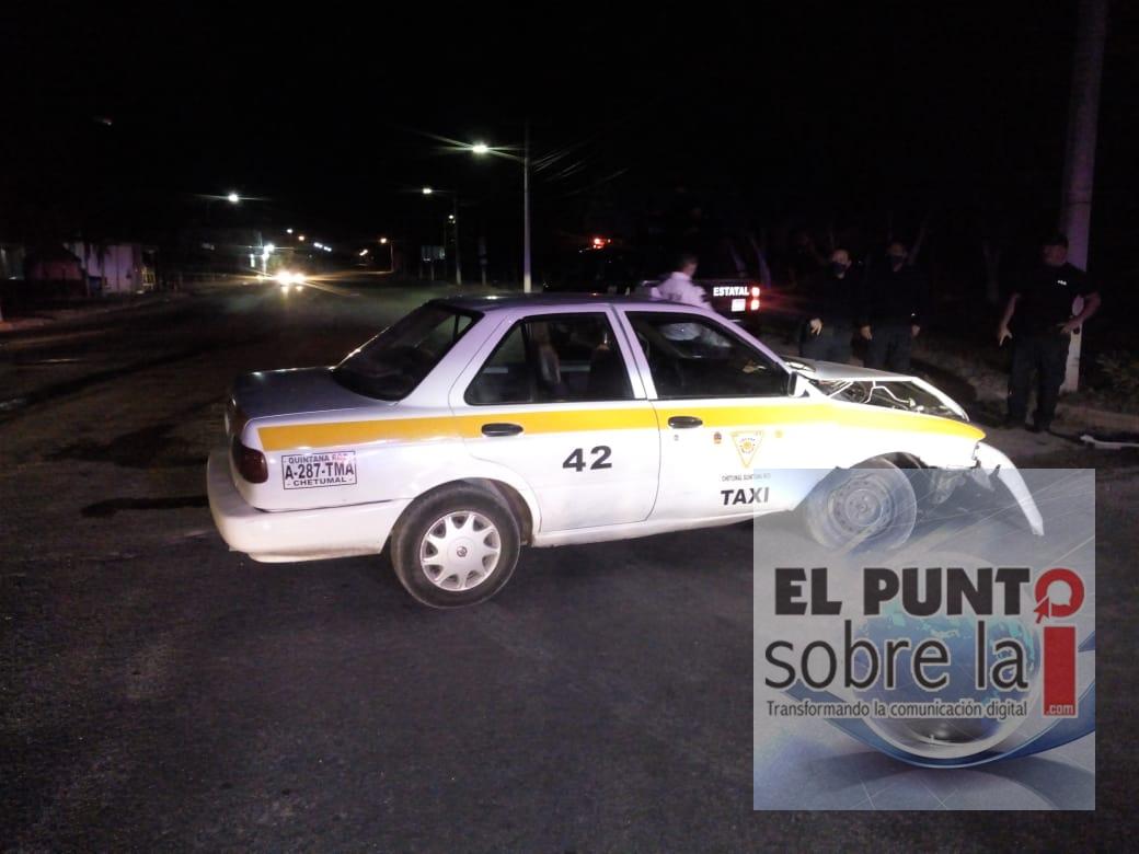 Taxi lo detiene un poste