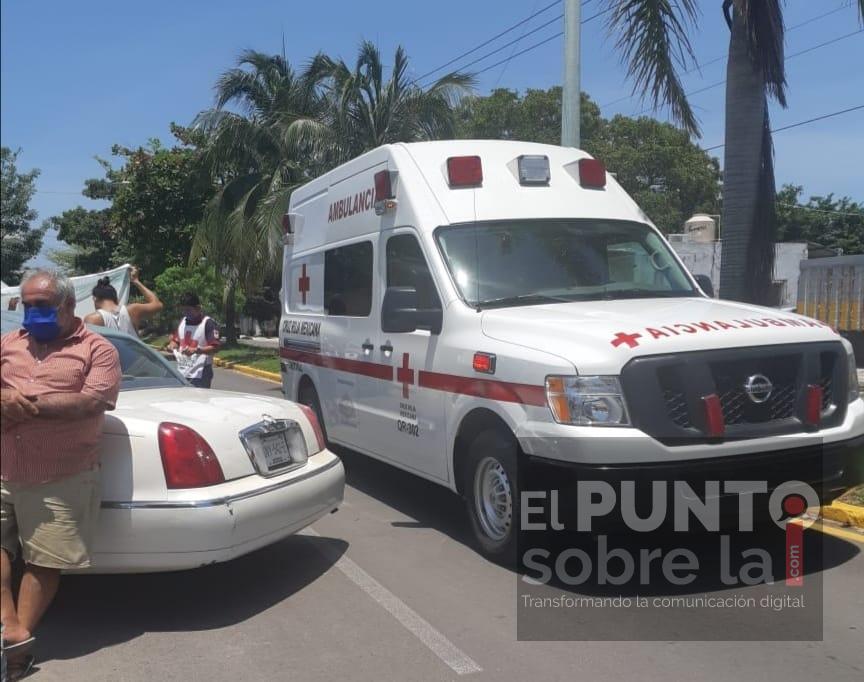 Abuelitos borrachos derriban poste y derriban barda