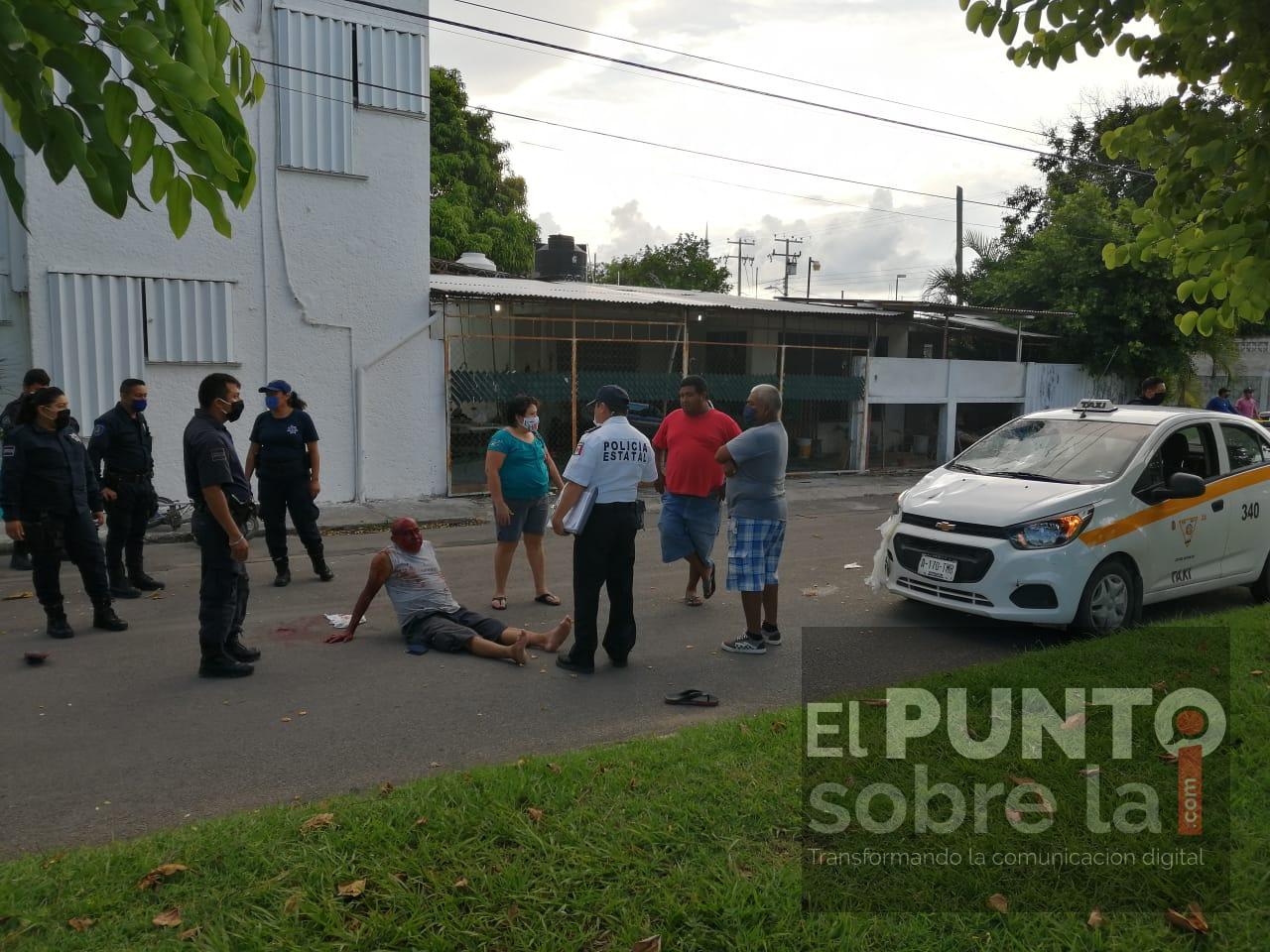 Ebrio se estrella con un taxi