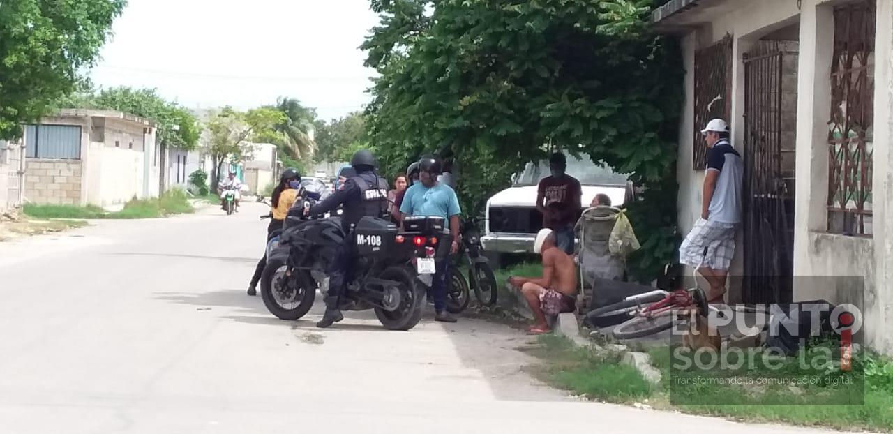 3 jóvenes dan brutal golpiza a un hombre