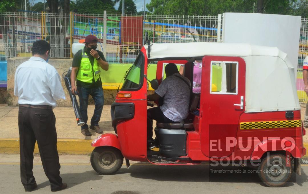 Exhortan a los operadores de mototaxi que porten sus cubrebocas
