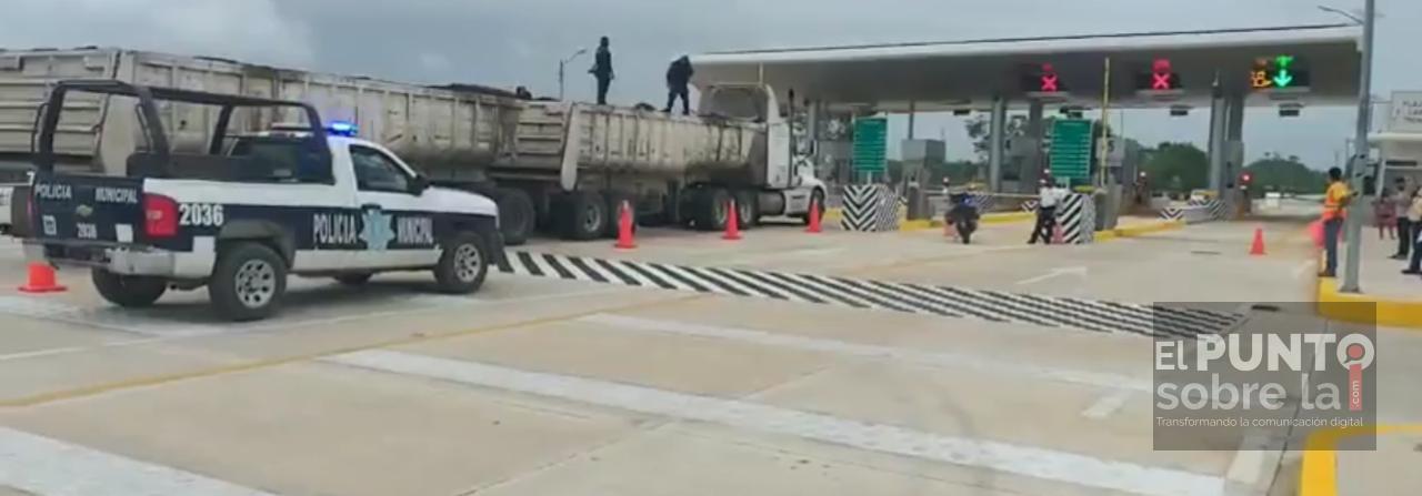 Salta a un camión de transporte de materiales pétreos desde un puente del arco vial en FCP