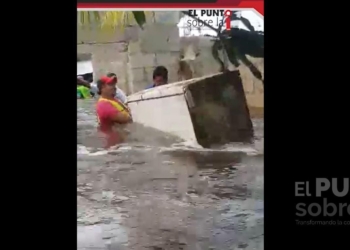 Rescatan a familia en Ucum a punto de ahogarse