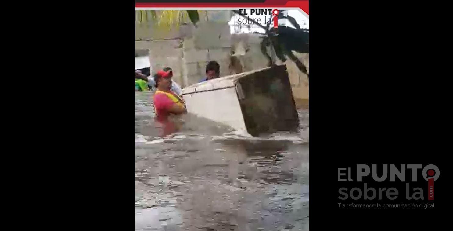 Rescatan a familia en Ucum a punto de ahogarse