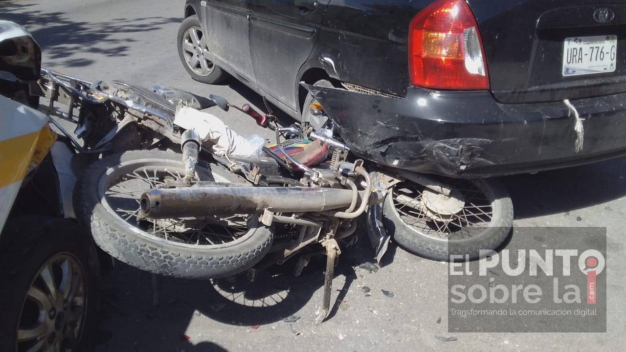 Se salva motociclista en accidente