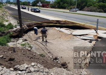 Se abre enorme socavón en la carretera Playa del Carmen- Tulum