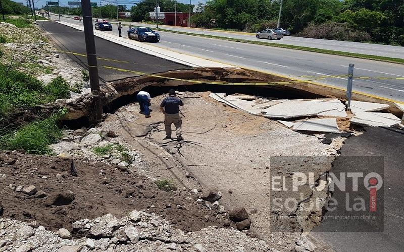 Se abre enorme socavón en la carretera Playa del Carmen- Tulum