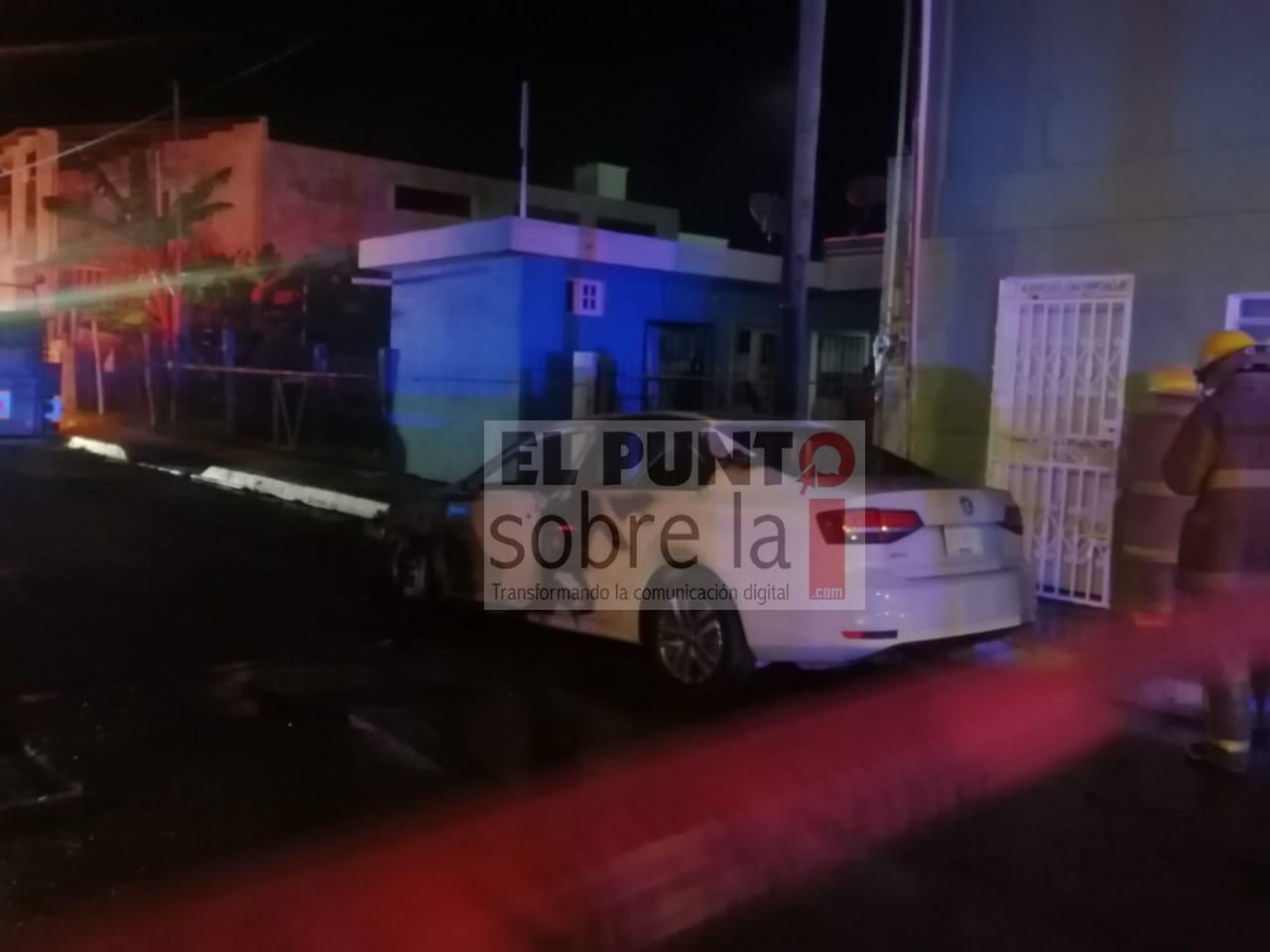 Incendian vehículo Volkswagen Jetta en Chetumal