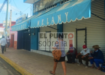 El regreso al semáforo rojo comercios no esenciales cierran sus puertas