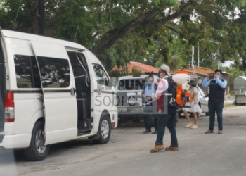 Desinfectan unidades del servicio público