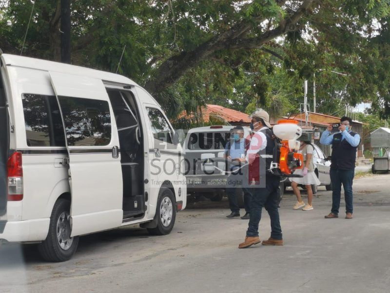 Desinfectan unidades del servicio público
