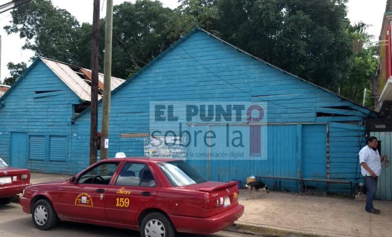 Antigua construcción a punto  de derrumbarse