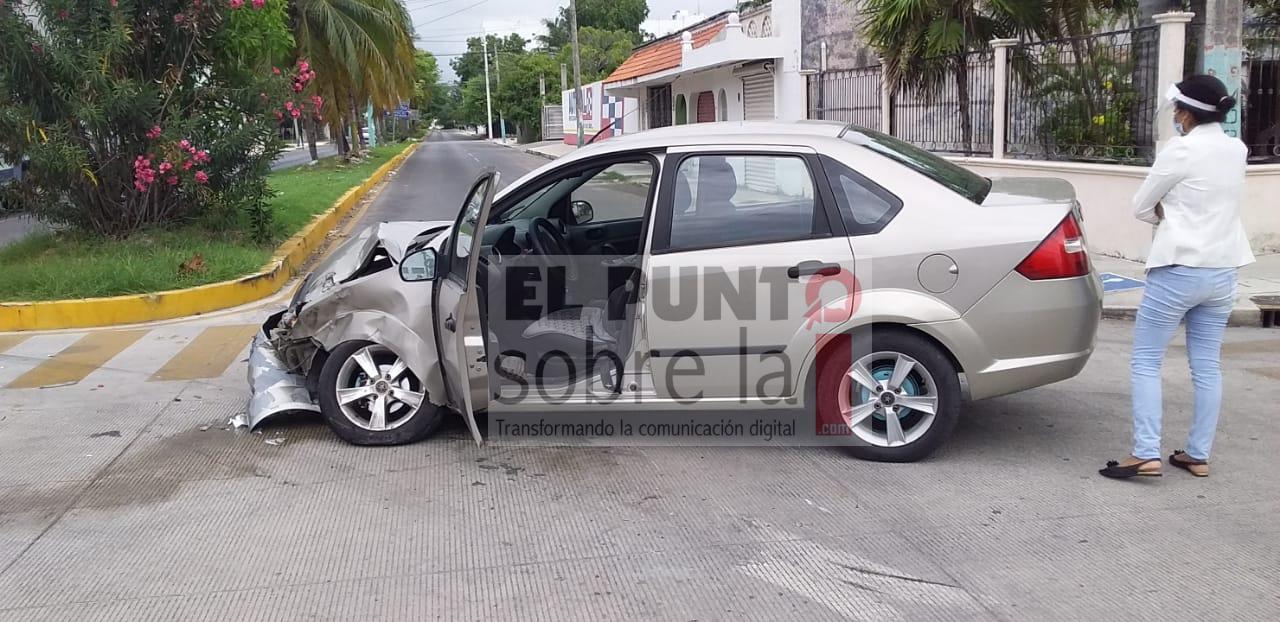 Camión blindado destroza vehículo