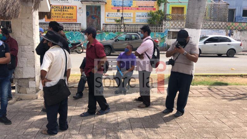 Trabajadores del ayuntamiento de Felipe Carrillo Puerto delegados se manifiestan, no les han pagado