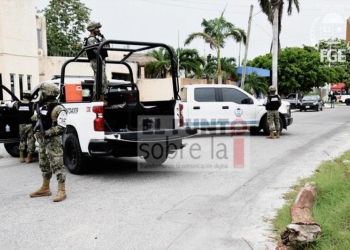 Asegura FGE armas y drogas durante cumplimiento de orden de cateo en casa de seguridad