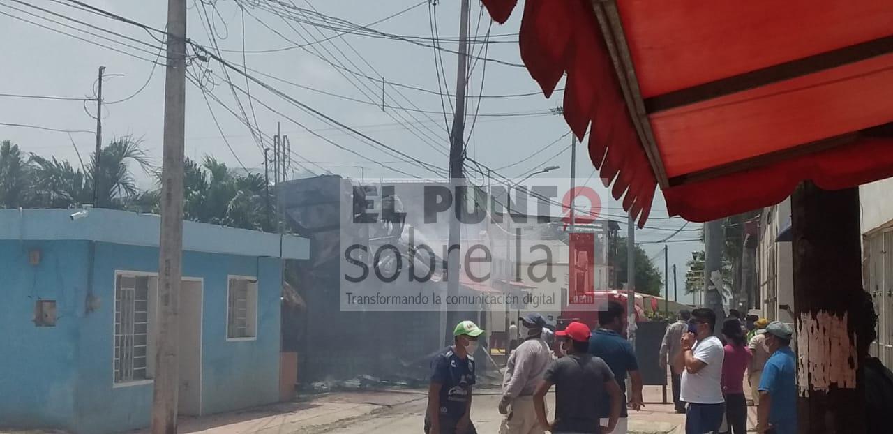 Incendio consume palapa en Bacalar