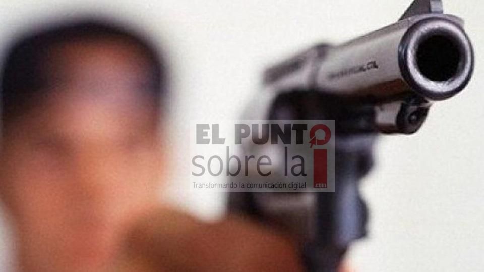 A punta de pistola le roban su camioneta en Álvaro Obregón