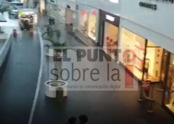 Plazas comerciales vacías en plena temporada vacacional de verano