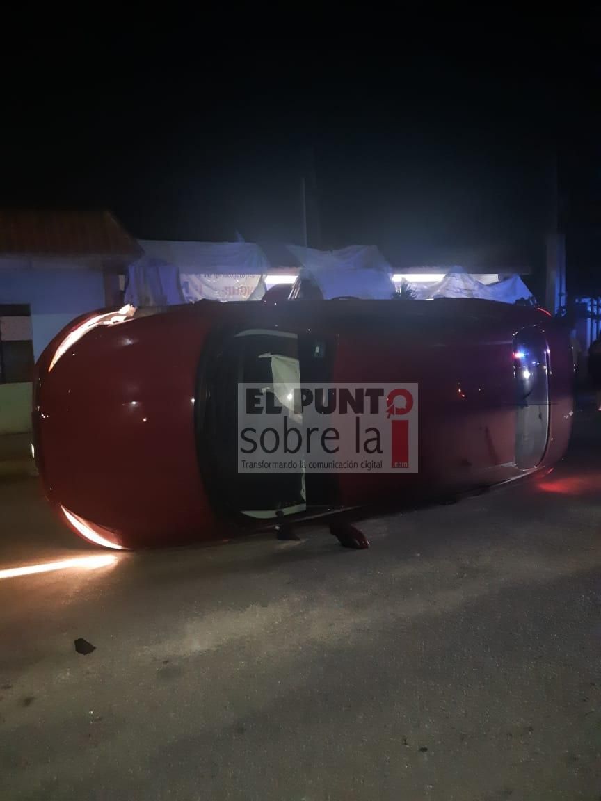 Termina volcado en accidente
