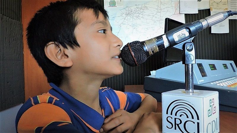 Adolescente maya no tiene computadora para seguir con sus estudios