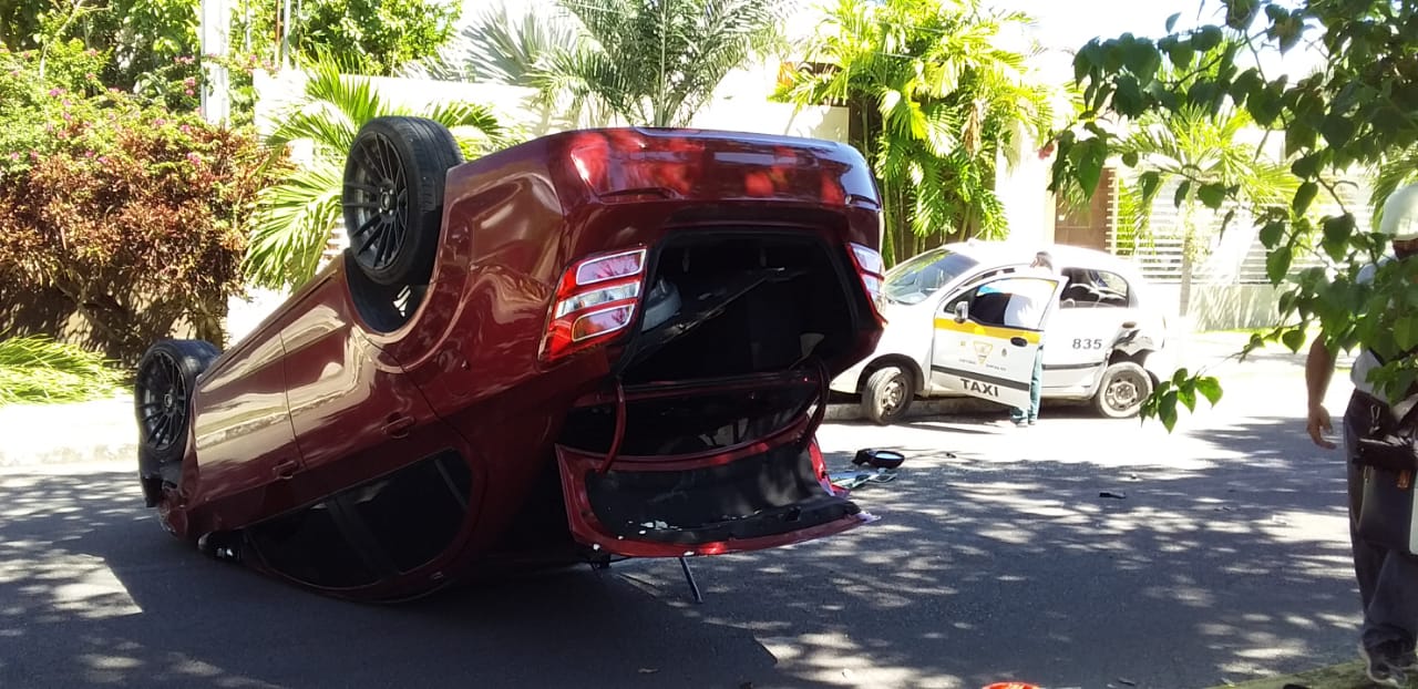 Aparatosa volcadura en el boulevard bahía